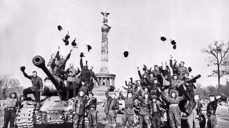 Kỷ niệm Ngày Chiến thắng 9/5 hằng năm là dịp để toàn thế giới nhìn lại cuộc chiến tranh thảm khốc nhất trong lịch sử, để tôn vinh sự chiến đấu dũng cảm và hy sinh to lớn của các lực lượng dân chủ và hòa bình, đặc biệt là nhân dân và Hồng quân Liên Xô, đập tan chủ nghĩa phát-xít, giành lại hòa bình cho nhân loại. (Ảnh: Tư liệu quốc tế/TTXVN)