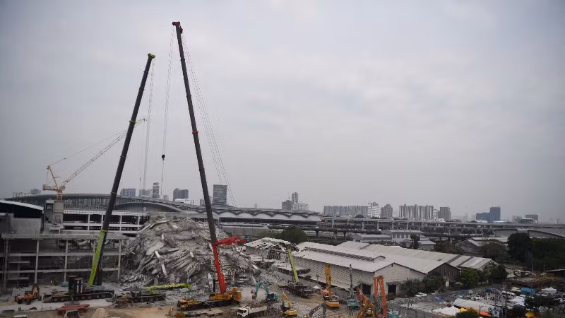 Toàn cảnh công tác cứu hộ ngày 2/4 tại hiện trường vụ tòa nhà OAG bị đổ sập. (Ảnh: XUÂN SƠN)