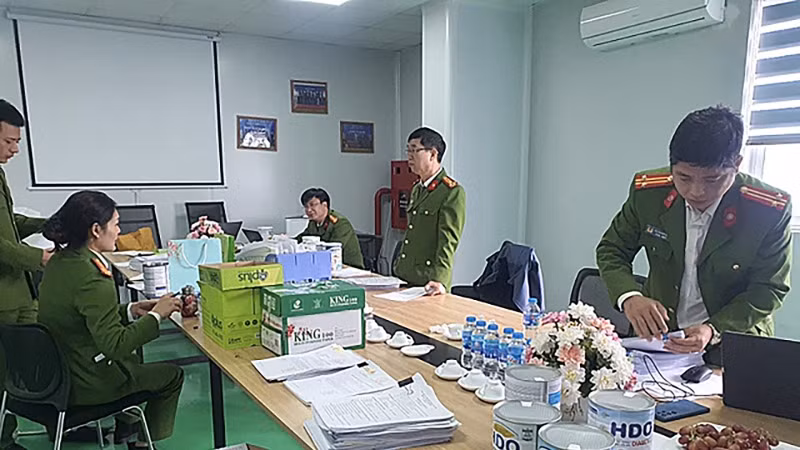 Nhiều tài liệu tại trụ sở Công ty Rance Pharma và Công ty Hacofood được cơ quan công an thu giữ để phục vụ điều tra. (Ảnh: CÔNG AN NHÂN DÂN)