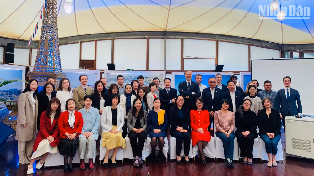 Các đại biểu tham dự hội thảo chụp ảnh lưu niệm. (Ảnh: Kiều Giang)