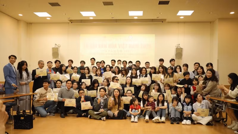 Tổng hội người Việt Nam vùng Kansai trao giấy tri ân cho gần 50 cá nhân, tổ chức, doanh nghiệp và nhóm tình nguyện viên đã có nhiều đóng góp tích cực trong công tác tổ chức Lễ hội Văn hóa Việt Nam 2025. 