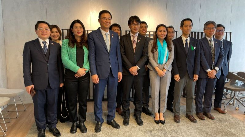 Đại sứ Việt Nam tại Nhật Bản Phạm Quang Hiệu và Thống đốc tỉnh Nara Yamashita Makoto chụp ảnh lưu niệm cùng các đại biểu hai nước. (Ảnh: LÊ THƯƠNG)