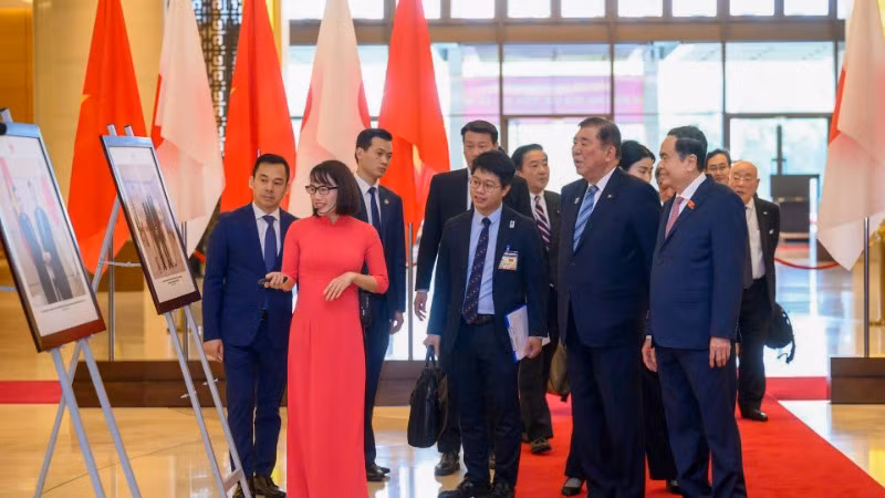 Chủ tịch Quốc hội Trần Thanh Mẫn và Thủ tướng Nhật Bản Ishiba Shigeru tham quan triển lãm ảnh về quan hệ hai nước. (Ảnh: ĐĂNG ANH)