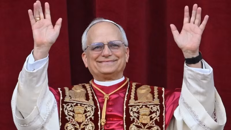 Tân Giáo hoàng Leo XIV ra mắt các tín đồ tại ban công chính của Vương cung thánh đường Thánh Peter, ngày 8/5/2025. (Ảnh: THX/TTXVN)