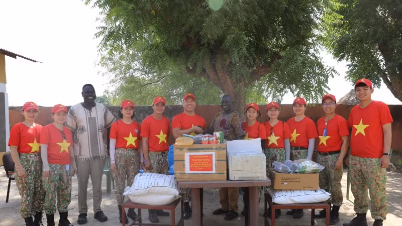 Ngoài việc thực hiện các nhiệm vụ của Liên hợp quốc, lực lượng mũ nồi xanh Việt Nam còn tổ chức được nhiều hoạt động ý nghĩa giúp đỡ chính quyền sở tại và người dân địa phương. (Ảnh: Đội Công binh)