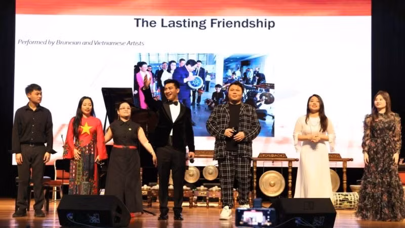 Các nghệ sĩ Việt Nam và Brunei cùng trình diễn bài hát "Việt Nam-Brunei: Tình hữu nghị bền lâu".