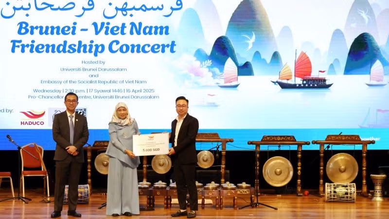 Lãnh đạo Công ty Cổ phần Hàng hải dầu khí Hải Dương trao số tiền đóng góp từ thiện cho đại diện Tổ chức Pusat Ehsan - tổ chức phi lợi nhuận uy tín chuyên hỗ trợ trẻ em và những người có hoàn cảnh khó khăn tại Brunei.