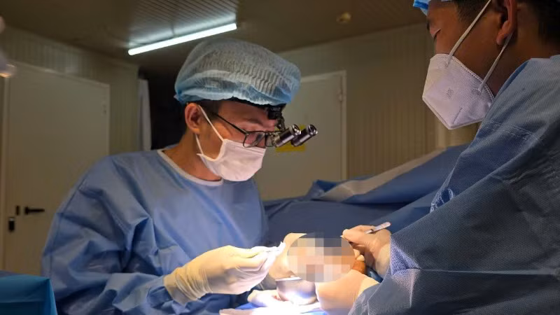 Các bác sĩ tại Bệnh viện dã chiến cấp 2 số 6 của Việt Nam phẫu thuật thành công, cứu sống ngón tay gần đứt lìa cho một bệnh nhân quốc tịch Pakistan. (Ảnh: SỸ CÔNG)