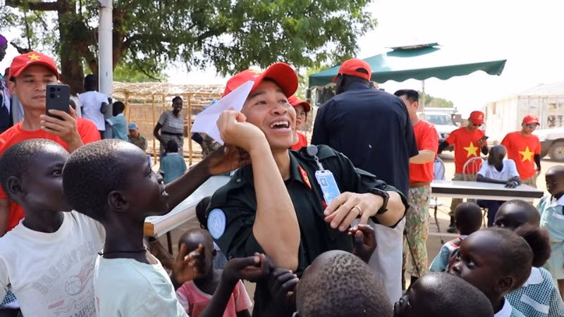 Những trò chơi được làm bằng những vật liệu thủ công tuy đơn giản nhưng khiến các em nhỏ rất hào hứng.