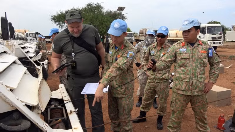 Đoàn công tác của Phái bộ An ninh lâm thời Liên hợp quốc tại khu vực Abyei (UNISFA) kiểm tra năng lực trang bị của Đội Công binh số 3 của Việt Nam. 