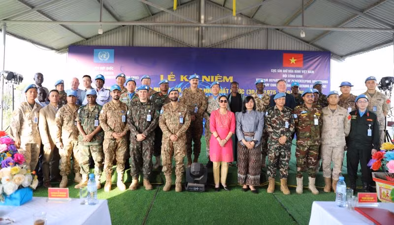 Lực lượng gìn giữ hòa bình Việt Nam tại Abyei chụp ảnh lưu niệm cùng các đại biểu quốc tế tại sự kiện. (Ảnh: LÊ THUẦN)