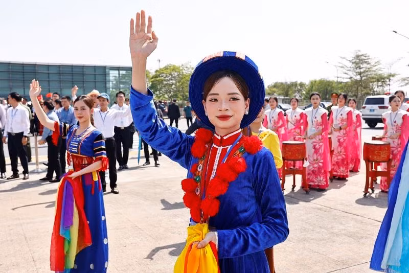 Màn biểu diễn nghệ thuật tại lễ tiễn Tổng Bí thư, Chủ tịch Trung Quốc Tập Cận Bình ở Sân bay quốc tế Nội Bài. (Ảnh: DOÃN TẤN/TTXVN)