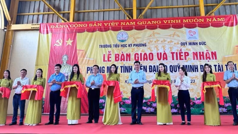Quỹ Minh Đức trao tặng phòng học máy tính cho Trường tiểu học Kỳ Phương (thị xã Kỳ Anh).