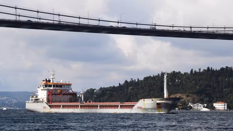 Tàu chở ngũ cốc từ Ukraine đi qua eo biển Bosphorus ở Istanbul, Thổ Nhĩ Kỳ, ngày 7/8/2022. (Ảnh: Xinhua)