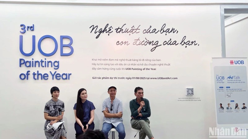 Các nghệ sĩ, giám tuyển tham gia Tọa đàm "Đương đại trên nền di sản" trong khuôn khổ sự kiện.
