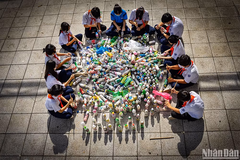 Tác phẩm đoạt giải Nhì "Làm gạch sinh thái từ chai nhựa". Tác giả Vũ Sơn Lâm (Đồng Nai).