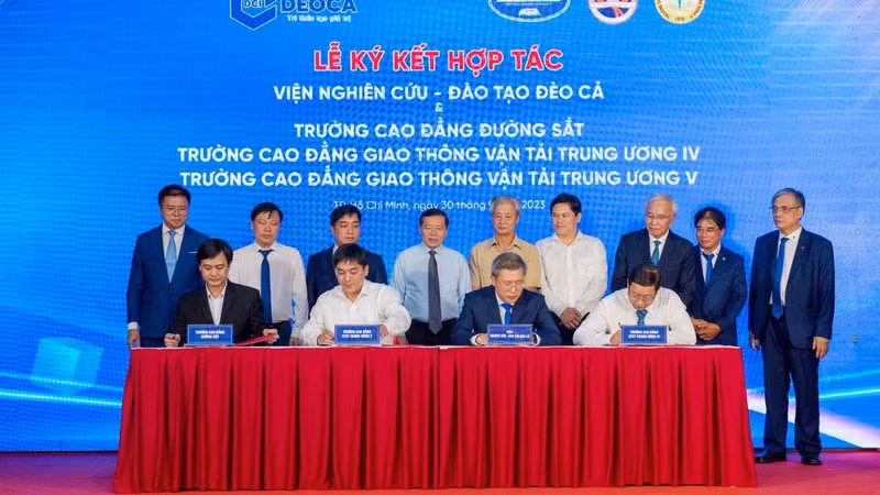 Thực hiện nghi thức ký kết hợp tác giữa Viện DCI với các trường đào tạo nhân lực ngành giao thông.