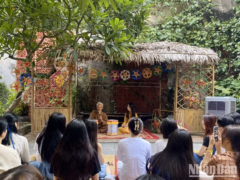 Không gian sự kiện "Ghép đèn sáng sao" tại đình Kim Ngân.