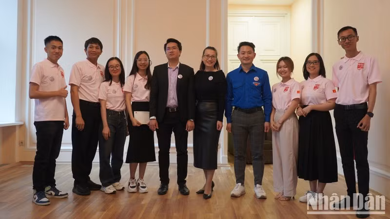 Sinh viên Việt Nam tham gia dạy học trong chương trình "Tiếng Việt vui" cùng các đại biểu chụp ảnh lưu niệm. (Ảnh: XUÂN HƯNG)