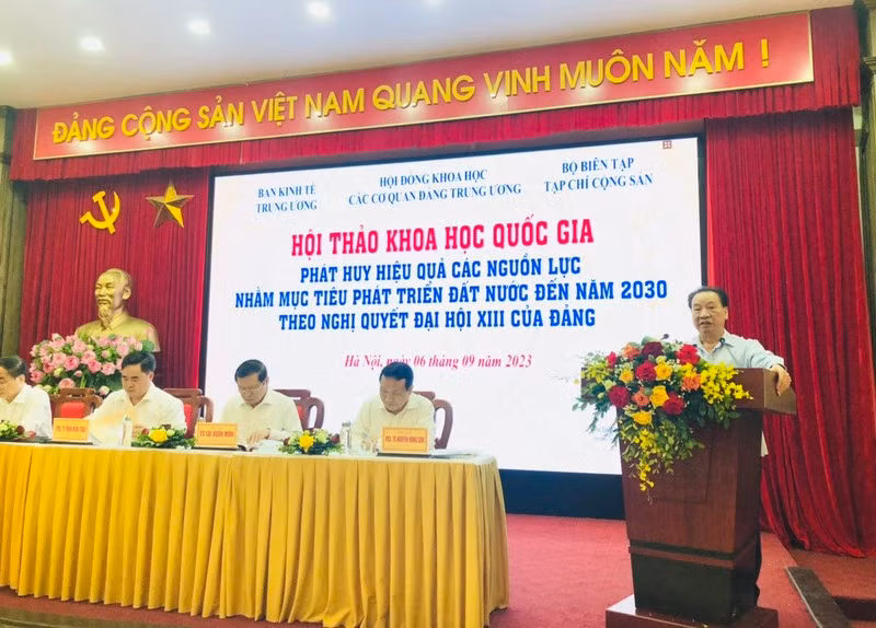 GS.TS Phùng Hữu Phú trình bày tham luận tại hội thảo.