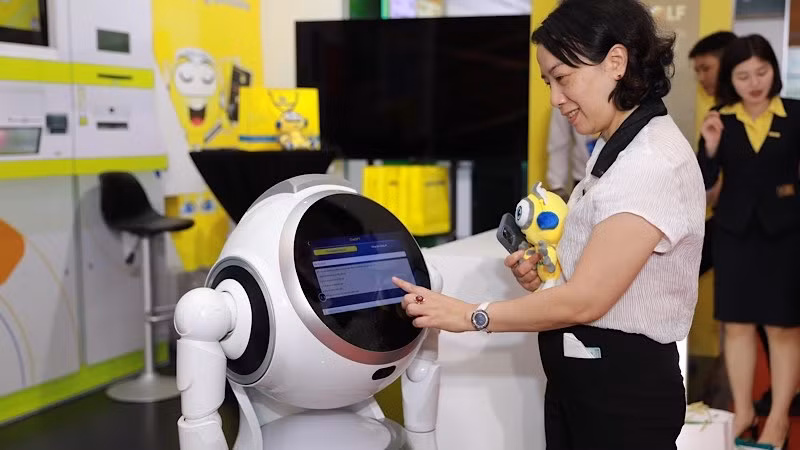 Khách tham quan thích thú trước Robot OPBA – được tích hợp công nghệ AI.