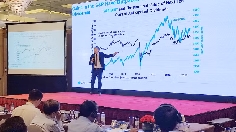 Giám đốc điều hành CME Group Erik Norland trình bày tham luận tại hội thảo