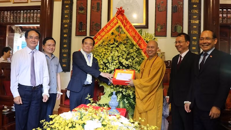 Phó Thủ tướng Trần Lưu Quang cùng các đại biểu chúc mừng tại chùa Phật tích, huyện Tiên Du, tỉnh Bắc Ninh.