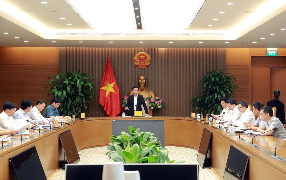 Phó Thủ tướng Trần Hồng Hà chủ trì cuộc họp với các bộ, ngành về tình hình thực hiện Đề án 06. Ảnh: VGP