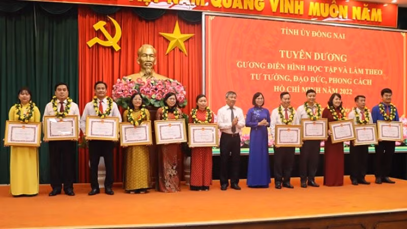 Khen thưởng các tập thể có thành tích tiêu biểu trong việc học tập và làm theo tư tưởng, đạo đức, phong cách Hồ Chí Minh.