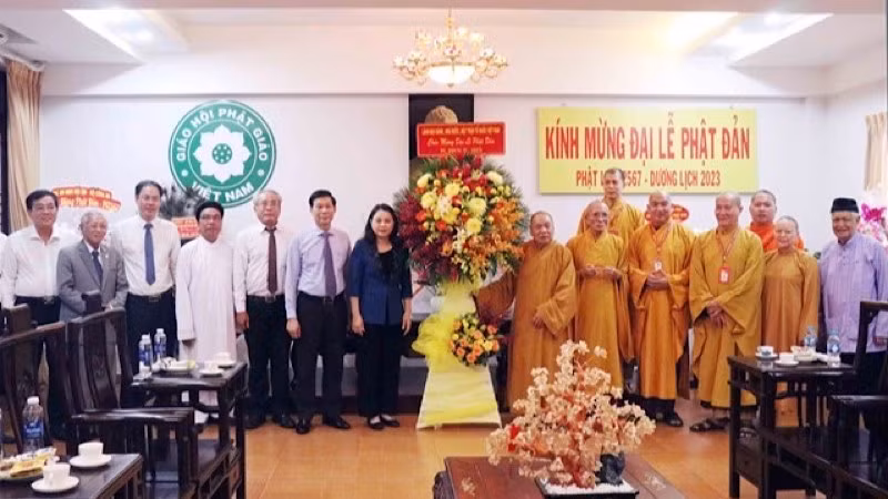 Ủy viên Trung ương Đảng, Phó Chủ tịch - Tổng Thư ký Ủy ban Trung ương Mặt trận Tổ quốc Việt Nam Nguyễn Thị Thu Hà chúc mừng các vị chức sắc, tăng ni, phật tử tại Văn phòng II, Trung ương Giáo hội Phật giáo Việt Nam.