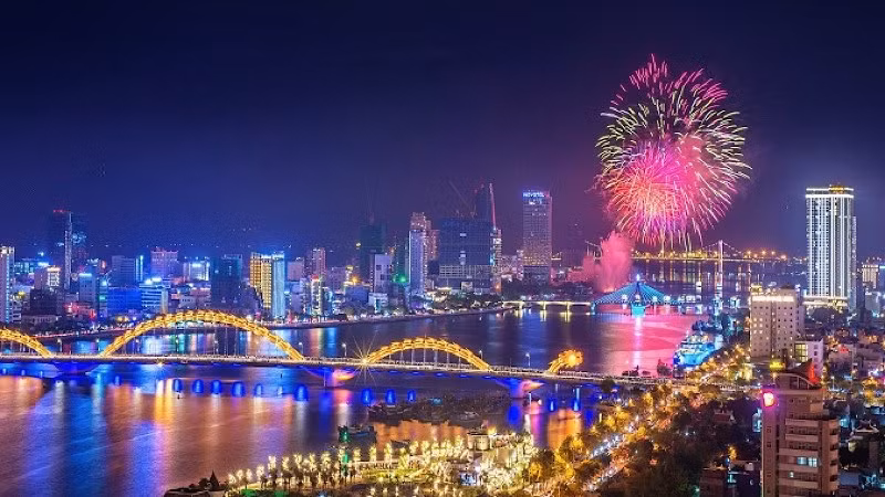 Sông Hàn rực rỡ trong pháo hoa trong kỳ DIFF 2019. (Ảnh: Kim Liên)