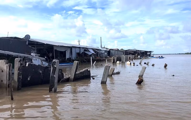 Hiện trường sau vụ sạt lở trong khu vực chợ nhà lồng thuộc ấp Kinh 17, xã Tam Giang, huyện Năm Căn, tỉnh Cà Mau.