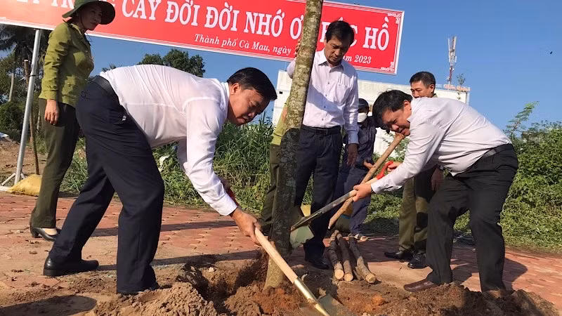 Chủ tịch Ủy ban nhân dân tỉnh Cà Mau Huỳnh Quốc Việt (bìa trái) và Phó Bí thư Thường trực Tỉnh ủy Phạm Thành Ngại (bìa phải) trồng cây sau lễ phát động.