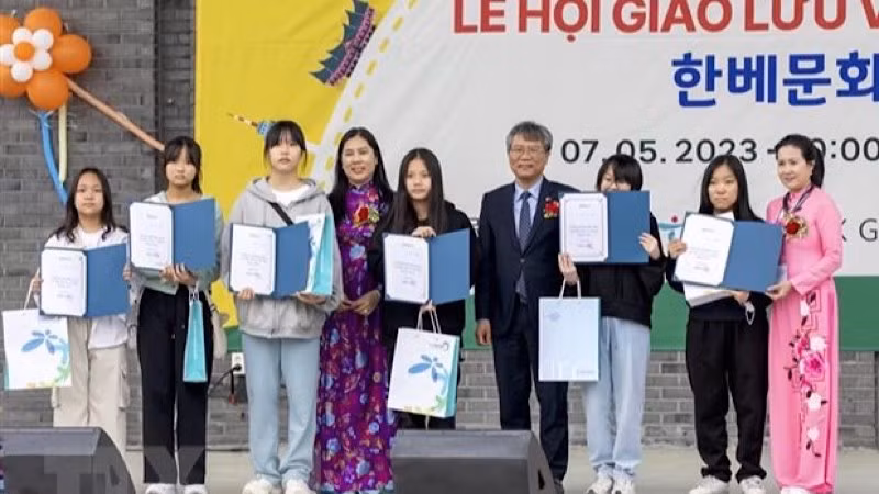 Ngày hội “Giao lưu Văn hóa Việt-Hàn” đã được tổ chức trang trọng tại quảng trường trung tâm thành phố Uijeongbu thuộc tỉnh Gyeongy ngày 7/5 với sự tham gia của đông đảo cộng đồng người Việt Nam đang sinh sống và làm việc tại Hàn Quốc. (Ảnh: TTXVN)