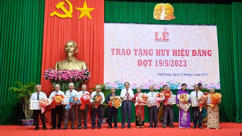 Trao Huy hiệu đảng cho các đồng chí cao niên tuổi đảng. 