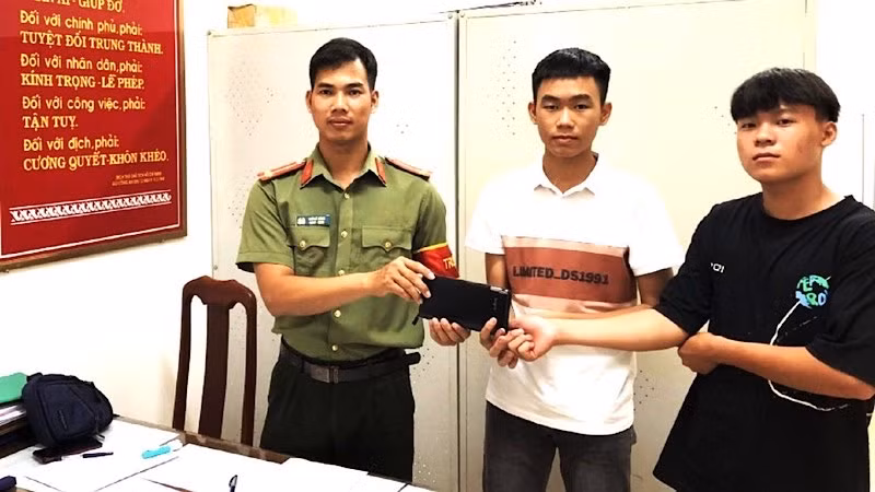 Hai thiếu niên Phước và Danh bàn giao tài sản nhặt được cho Công an huyện Ea Súp để trả lại cho người đánh rơi. 