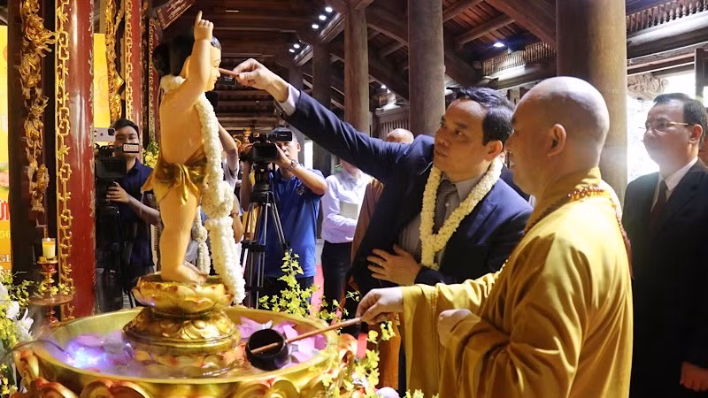 Phó Thủ tướng Trần Lưu Quang thực hiện nghi lễ tắm Phật tại chùa Phật tích, huyện Tiên Du, tỉnh Bắc Ninh.
