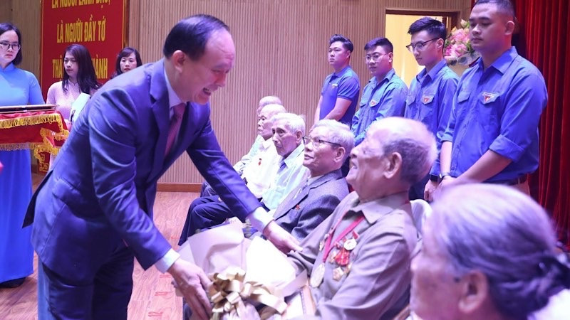 Quận Hai Bà Trưng, Hà Nội trao tặng Huy hiệu Đảng đợt 19/5.