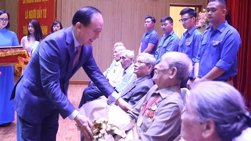 Quận Hai Bà Trưng, Hà Nội trao tặng Huy hiệu Đảng đợt 19/5.