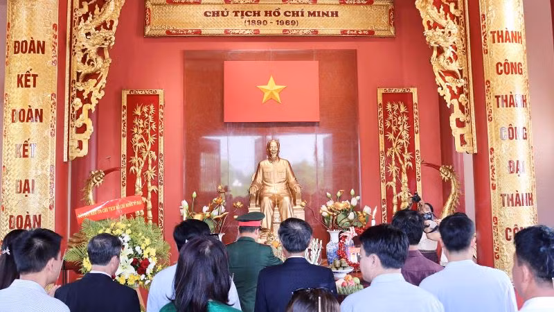 Các đại biểu dâng hương tưởng niệm Chủ tịch Hồ Chí Minh. (ẢNH: TRINH DŨNG)