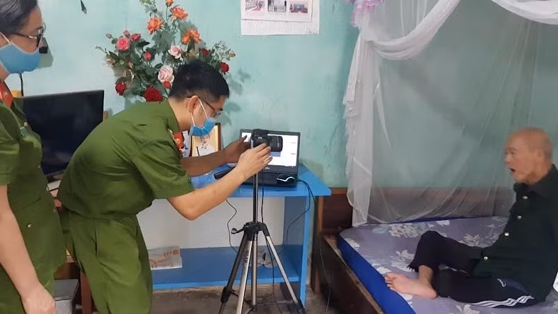 Công an Điện Biên đến từng gia đình thu nhận thông tin cấp căn cước công dân cho người già yếu.
