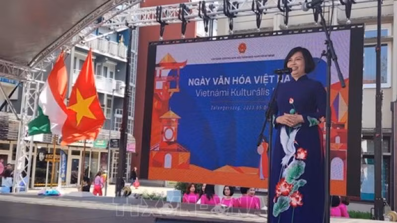 Đại sứ Nguyễn Thị Bích Thảo phát biểu khai mạc Ngày Văn hoá Việt Nam tại Hungary. (Ảnh: TTXVN)