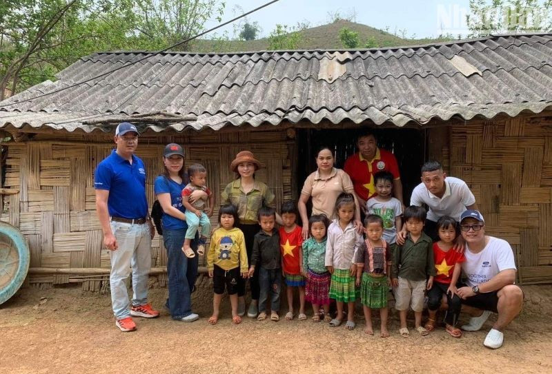 Đại diện các đơn vị tài trợ cùng học sinh điểm trường Chăn Nuôi, xã Nà Khoa, huyện Nậm Pồ.