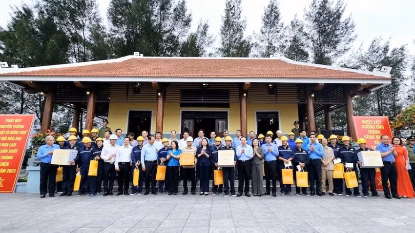 Phó Chủ tịch nước Võ Thị Ánh Xuân tặng quà cho công nhân, người lao động ngành than.