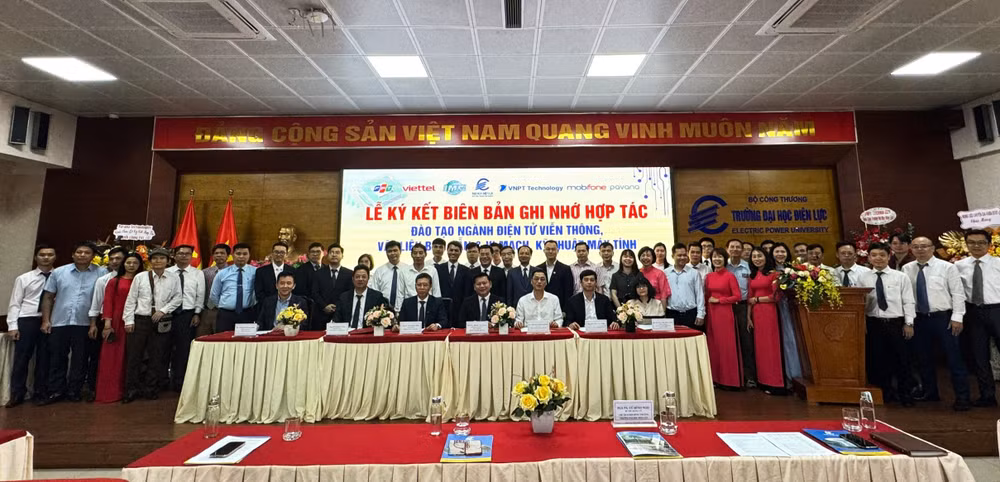 Các đại diện cơ quan, đơn vị đầu ngành ký kết thỏa thuận hợp tác trong việc phát triển nguồn nhân lực công nghệ cao tại Việt Nam.