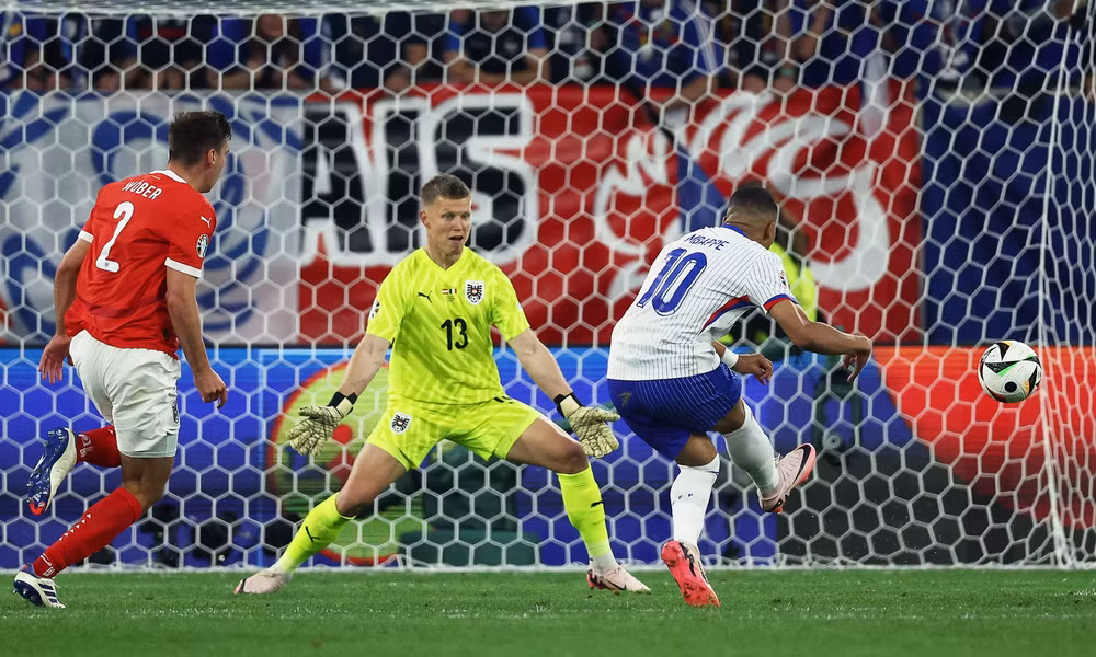 Mbappe không thể nới rộng cách biệt cho Pháp. (Ảnh: Guardian)