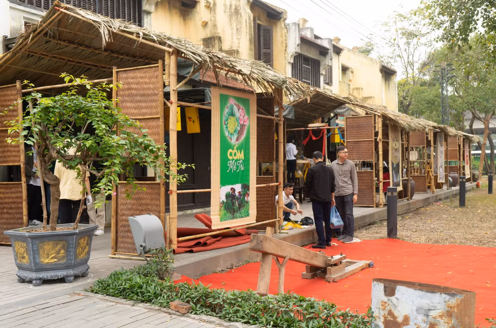 Các quầy sản phẩm đặc trưng của Hà Nội được trưng bày tại Hội báo.