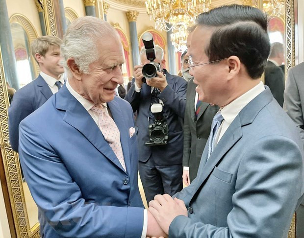 Chủ tịch nước Võ Văn Thưởng và Nhà vua Anh Charles III. (Ảnh: TTXVN)