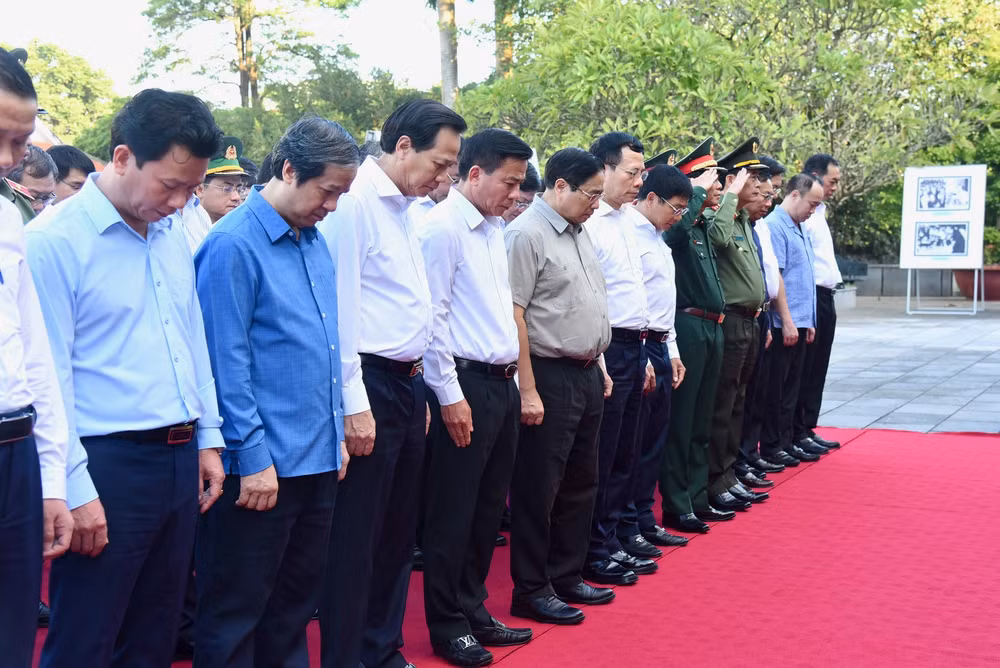 Đoàn công tác chính phủ nước cộng hòa xã hội chủ nghĩa Việt Nam, kính cẩn nghiêng mình dâng hoa, dâng hương tưởng nhớ chủ tịch Hồ Chí Minh.