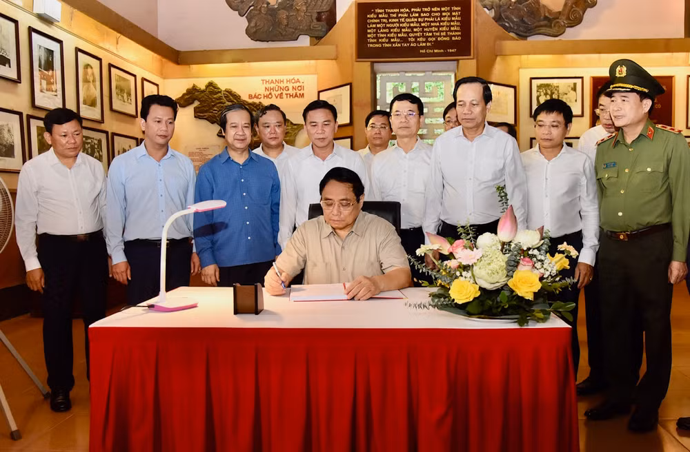 Thủ tướng Phạm Minh Chính lưu bút tại khu văn hóa tưởng niệm Bác Hồ.
